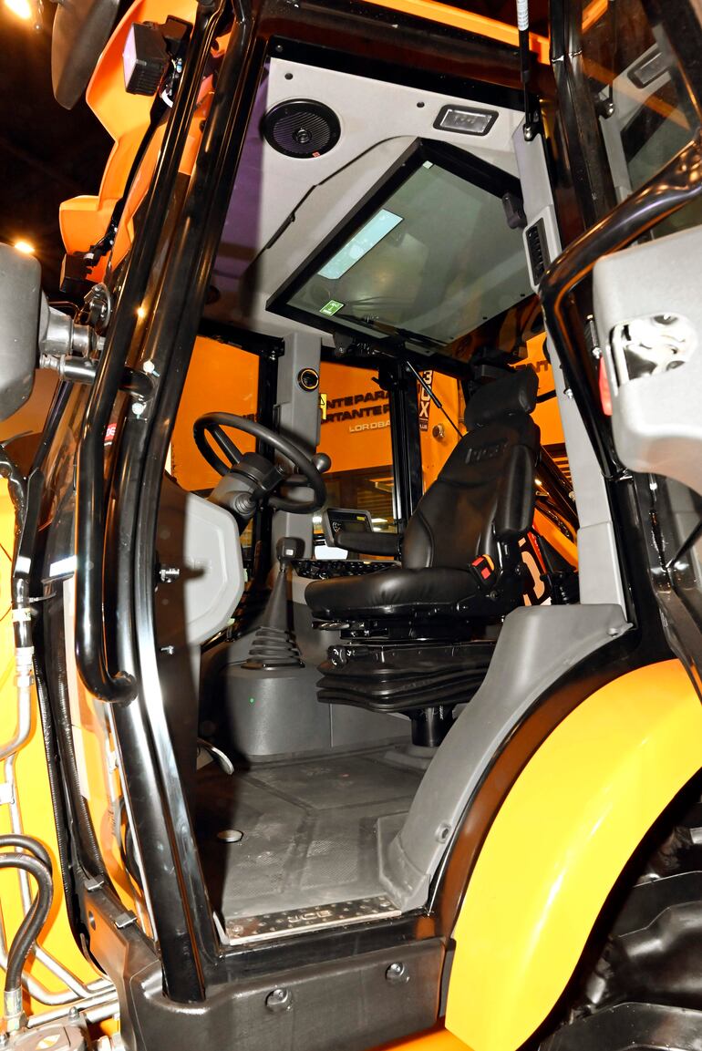 La JCB 3CX Plus conserva la robustez característica de la línea y suma mejoras en tecnología, transmisión, hidráulica y climatización.
