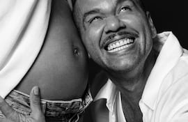 Dani Alves está más feliz que nunca esperando a su tercer hijo.