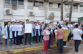 Médicos residentes del IPS se manifiestan.