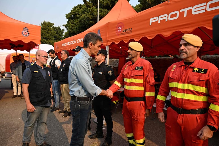 El presidente del Gobierno de España, Pedro Sánchez, saluda a efectivos de la Unidad Militar de Emergencias (UME) en el puesto de mando avanzado de Cenicientos, en plena oleada de incendios forestales.