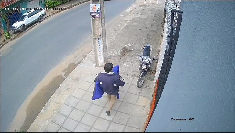 Una cámara de seguridad filmó el momento en que el ahora detenido abandonaba la escena del crimen con el televisor de la víctima bajo el brazo y los otros objetos en un bolso.