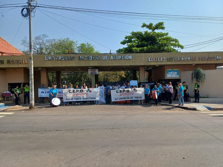 Movilización de funcionarios y docentes de la UNA cerrando media calzada frente a la sede de la UNA de la Facultad de Filosofía y Colegio Experimental Paraguay Brasil (CEPB).