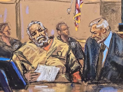 Fotografía de un dibujo realizado por la artista Jane Rosenberg donde aparece el narcotraficante mexicano Ismael 'El Mayo' Zambada (i), y el abogado Frank A. Pérez (d); durante la audiencia de lectura de la condena a cadena perpetua tras ser hallado culpable de tráfico de cocaína y fentanilo por la Justicia estadounidense este lunes en Nueva York (Estados Unidos).