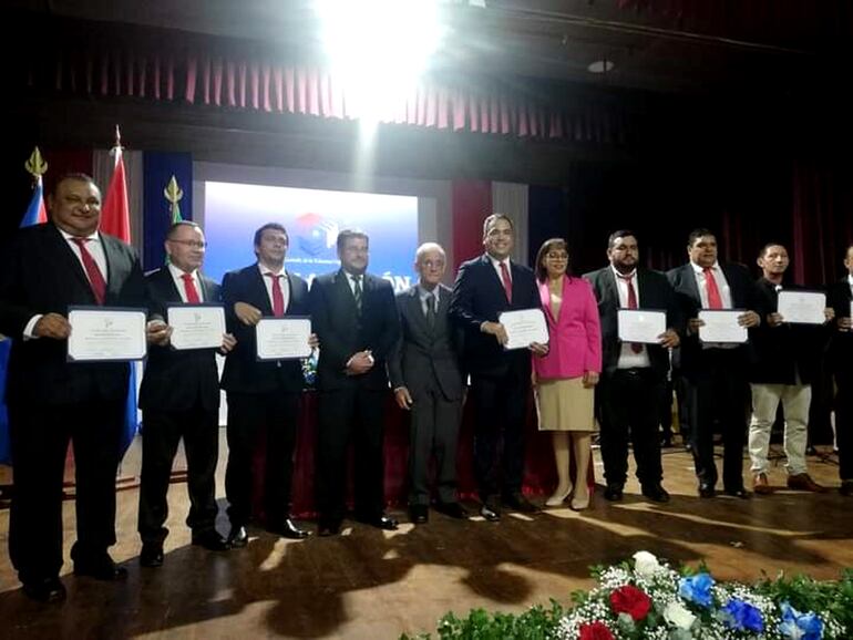 Las nuevas autoridades departamentales del Alto Paraguay, en el centro el gobernador, acompañado de los concejales departamentales.