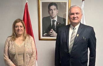 Sandra Quiñónez y Emiliano Rolón con la fotografía de Marcelo Pecci.