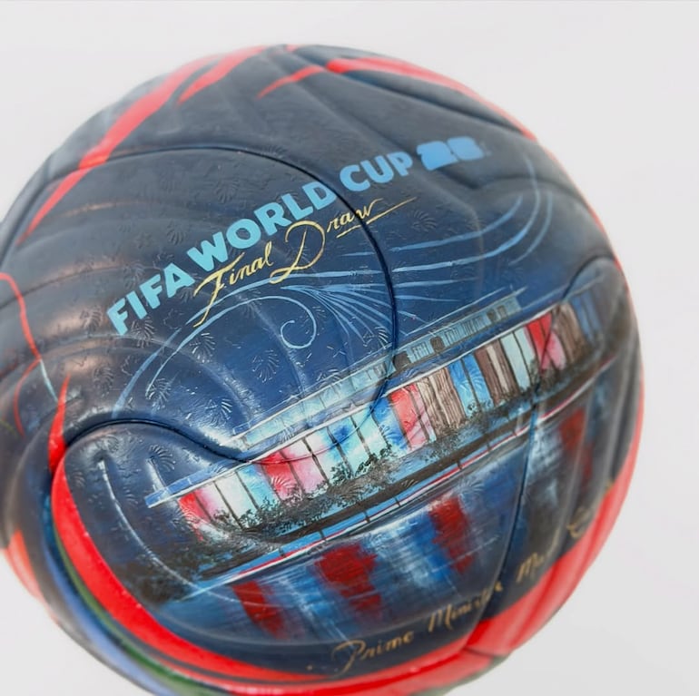 La obra de la artista paraguaya Lili Cantero, pelotas personalizadas bajo la temática del Mundial 2026.