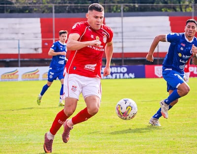 Juan Ángel "Pitbull" Martínez avanza ante Joel Jiménez, durante el partido de la primera rueda entre General Caballero de Juan León Mallorquín y Sol de América, en el que salieron airosos los líderes "militares".