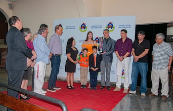 La copa del premio "Día de la Amistad" disputado el domingo en el Jockey Club del Paraguay fue a las cargadas vitrinas del stud 8 Años.