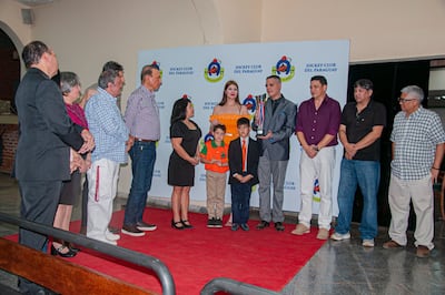 La copa del premio "Día de la Amistad" disputado el domingo en el Jockey Club del Paraguay fue a las cargadas vitrinas del stud 8 Años.