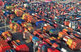 Vista aérea de contenedores en el puerto de Nanjing, China. El país asiático es la primera fuente de productos importados que llegan a Paraguay.