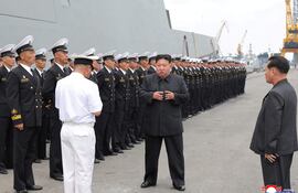 Esta fotografía, tomada el 18 de agosto de 2025 y publicada por la Agencia Central de Noticias de Corea del Norte (KCNA) a través de KNS el 19 de agosto de 2025, muestra al líder norcoreano Kim Jong-un (centro) inspeccionando el destructor naval "Choe Hyon" en un lugar no revelado de Corea del Norte.