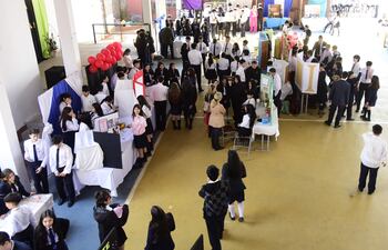 Estudiantes y autoridades educativas durante la Expo Ciencia en el Colegio Nacional Juan Eudoro Cáceres de Asunción.
