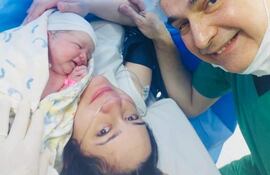 Victoria Sofía Filizzola Salúm con sus padres Carlos Filizzola y Sady Salúm.