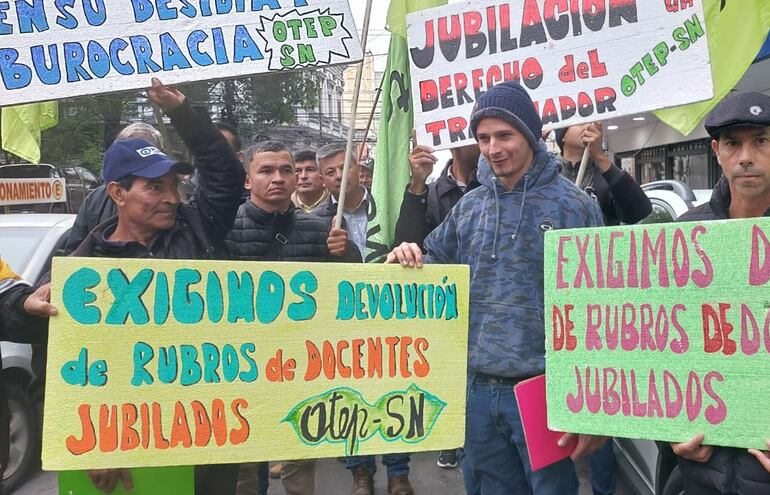 Docentes y padres de familia protestan frente al MEC para exigir reposición de rubros.