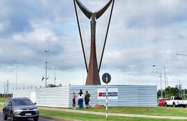 Monumento al Arpa Paraguaya	Avda. Costanera c/ General Santos.29 de mayo del 2023.Foros Pedro Gonzalez