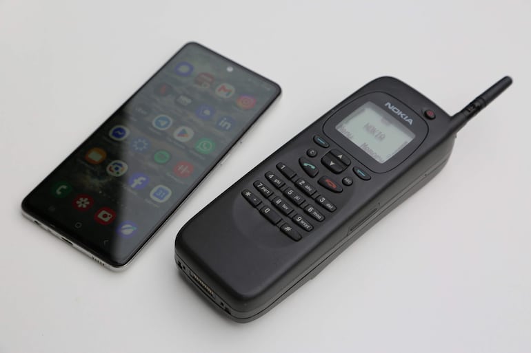 Vista del Nokia 9000 Communicator, considerado el primer "smartphone" de la historia, era un híbrido entre teléfono y miniordenador personal que se comercializó como una "oficina de bolsillo" a partir de 1996.