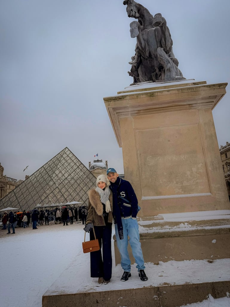 Melissa Cardona y Julio Enciso posando frente al Museo del Louvre. (Instagram/Julio Enciso)