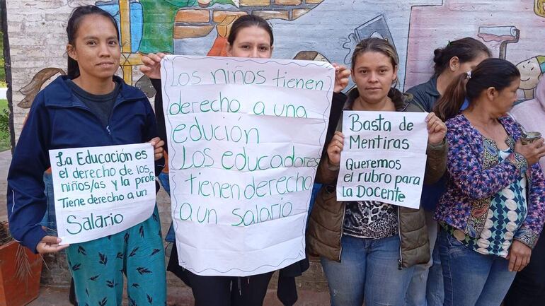 Los padres de alumnos de la escuela La Victoria se movilizaron en la mañana de este viernes y amenazan con cerrar la ruta PY01 Mcal. Francisco Solano López el lunes próximo.