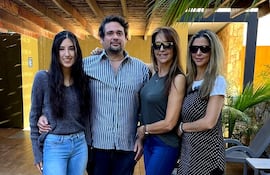La conductora Tere Franco con sus hijos Marilyn, Andrés y Darián.
