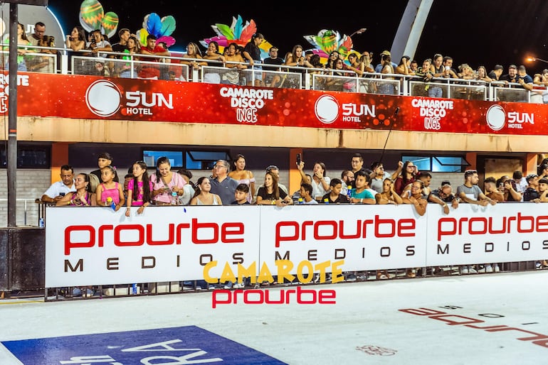 La presencia de Prourbe Medios acompaña al público antes, durante y después del evento, desde las rutas hasta el sambódromo de Encarnación.