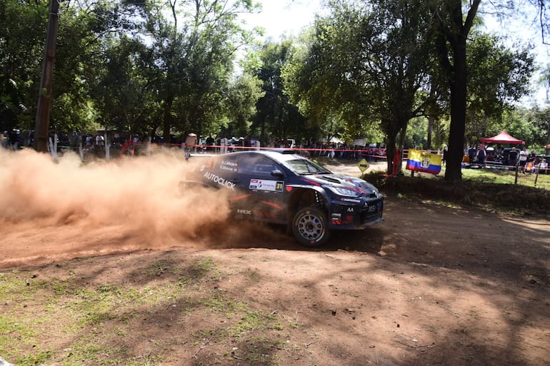 Los pilotos y equipos del Rally del Paraguay 2026 en las pruebas libes oficiales en un tramo de 5,6 kilómetros en la ciudad de Carmen del Paraná, Departamento de Itapúa, Paraguay.