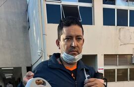 El padre del bebé de ocho meses muestra la estufa con la que terminó quemado el niño.