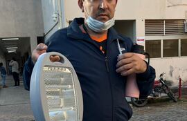 El padre del bebé de ocho meses muestra la estufa con la que terminó quemado el niño.