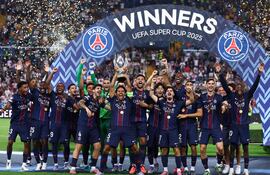 Trofeo en mano, jugadores del París Saint Germain celebran la obtención de la Supercopa de Europa, tras superar en la tanda de penales al Tottenham.