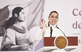 La presidenta de México, Claudia Sheinbaum, habla durante una rueda de prensa este martes, en el Palacio Nacional de Ciudad de México (México).