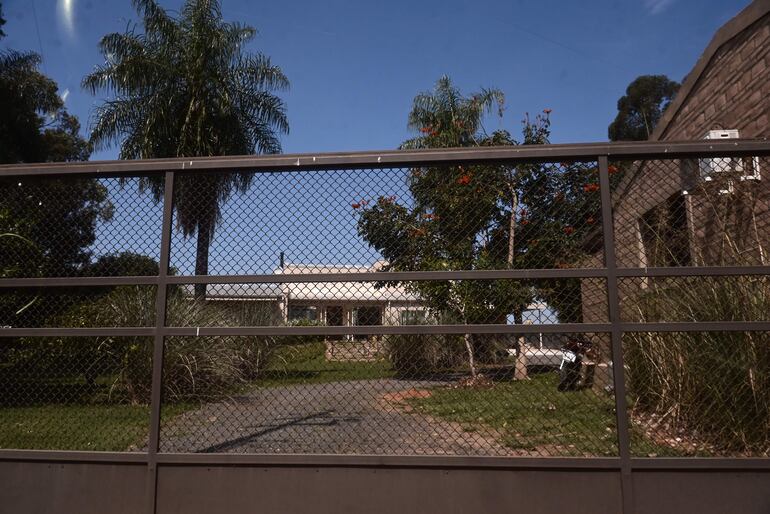 Portón corredizo de importante altura en  una de las lujosas casas construidas en la Finca 916, perteneciente al Ministerio de Defensa Nacional.