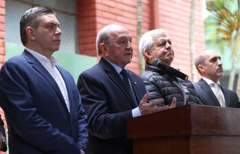 El secretario permanente del Consejo de Defensa Nacional (Codena) de Paraguay, Cíbar Benítez (2-i), habla junto al secretario nacional de inteligencia de Paraguay, Marco Alcaraz (i), el ministro del Interior de Paraguay, Enrique Riera (2-d), y el viceministro de Relaciones Exteriores de Paraguay, Victor Verdún, durante una rueda de prensa este jueves, en Asunción (Paraguay).