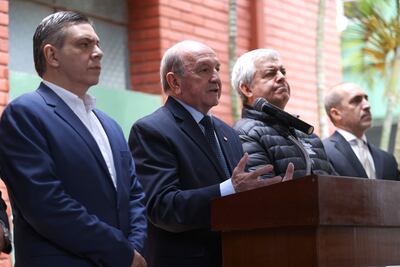 El secretario permanente del Consejo de Defensa Nacional (Codena) de Paraguay, Cíbar Benítez (2-i), habla junto al secretario nacional de inteligencia de Paraguay, Marco Alcaraz (i), el ministro del Interior de Paraguay, Enrique Riera (2-d), y el viceministro de Relaciones Exteriores de Paraguay, Victor Verdún, durante una rueda de prensa este jueves, en Asunción (Paraguay).
