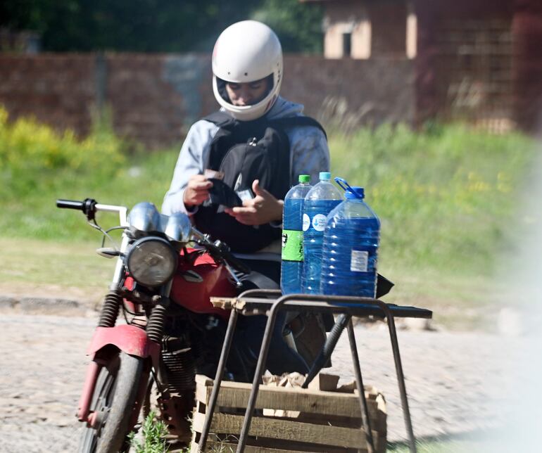 En ningún puesto se aprecia algún extintor que pueda utilizarse en caso de accidentes con el producto altamente inflamable.