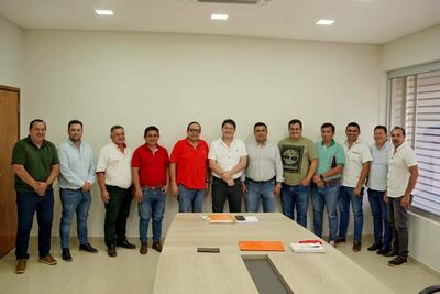 Los intendentes municipales del departamento de Caazapá, con el diputado nacional Avelino Dávalos y el gobernador Cristian Acosta.