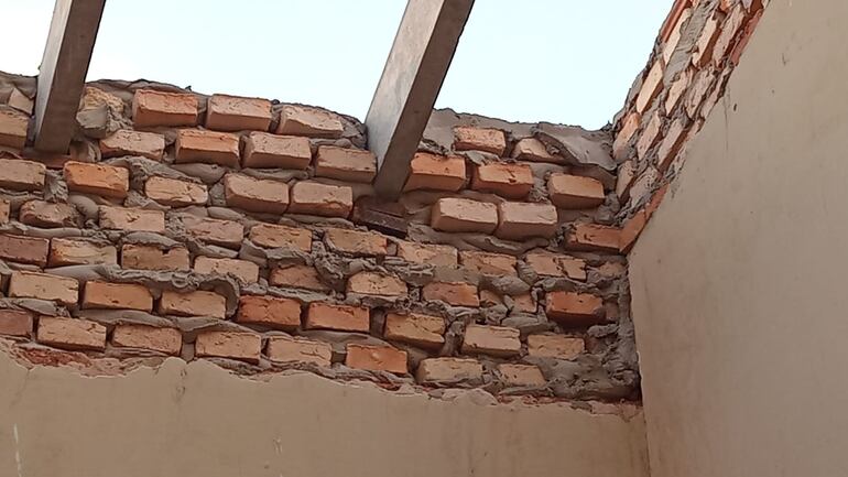 En la imagen se puede observar como ambos tirantes prefabricados están calzados con restos de maderas.