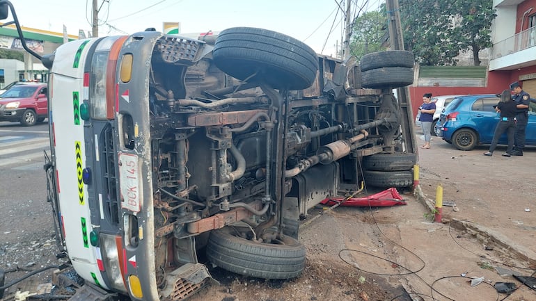 Un Toyota Vitz chocó contra un camión de gran porte esta mañana sobre Médicos del Chaco y Fernando de la Mora.
