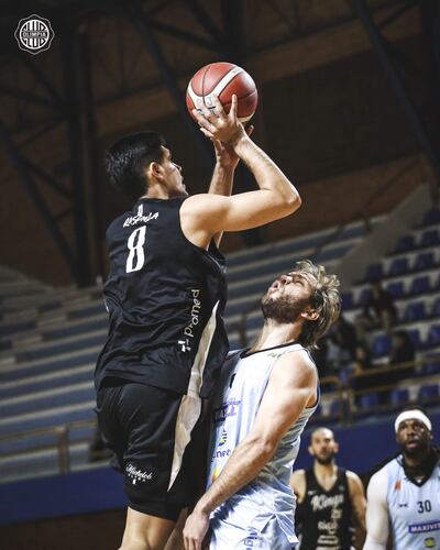 El olimpista Fabio Gauto carga sobre el experimentado Carlos Vallejos de San José, para ensayar un tiro al aro. Ganó Olimpia.