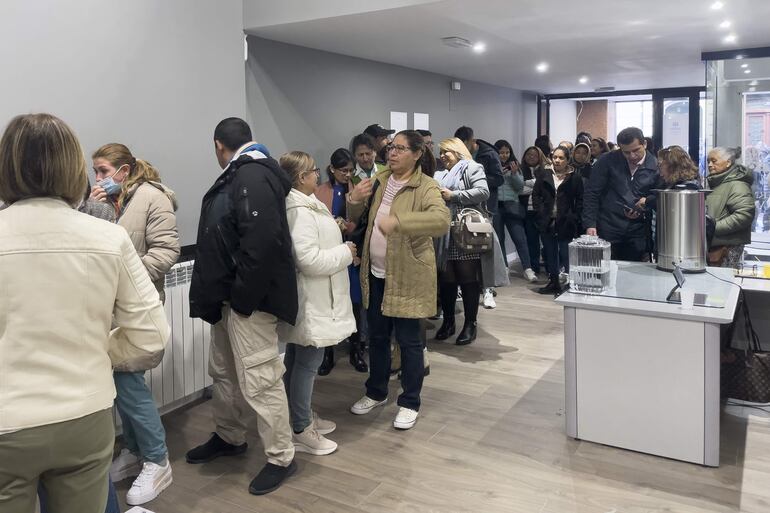 Votantes salvadoreños hacen cola en el interior del consulado del país en Madrid para ejercer su derecho al voto en el exterior en las elecciones de hoy que podrían desembocar en un segundo mandato de Najib Bukele. EFE/ Macarena Soto
