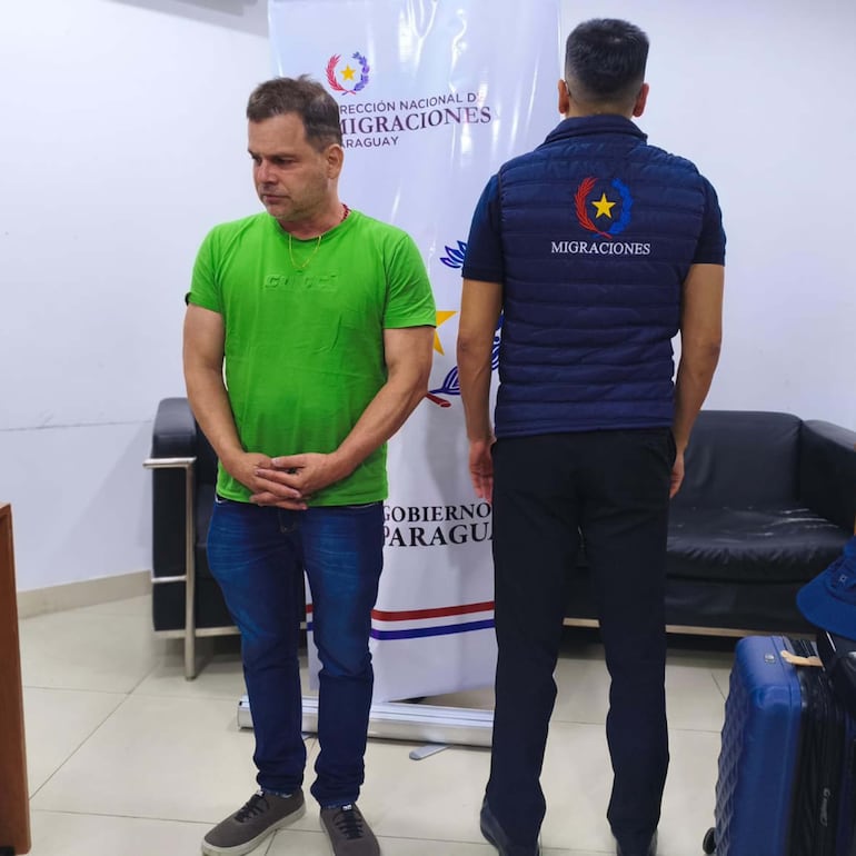 Momento de la detención en el aeropuerto. 