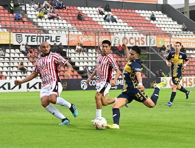 El extremo de Sportivo Trinidense, Tobías Morínigo se perfila para sacar el disparo ante la cobertura del experimentado zaguero del Sportivo San Lorenzo, Teodoro Paredes.