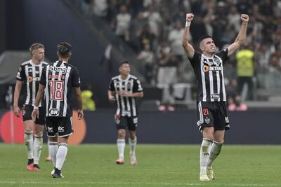 Rodrigo Battaglia (d) de Mineiro celebra un gol este martes, en el partido de vuelta de octavos de final de la Copa Libertadores entre Atlético Mineiro y San Lorenzo en el estadio Arena MRV en Belo Horizonte (Brasil).