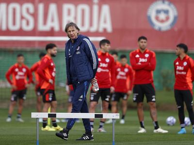 AME6757. SANTIAGO (CHILE), 06/09/2024.- Fotografía cedida por la Federación de Fútbol de Chile (FFCh) del entrenador de la selección chilena de fútbol, Ricardo Gareca, durante el entrenamiento de este viernes en el complejo deportivo Juan Pinto Durán, en Santiago (Chile). Gareca ha sido blanco de las críticas este viernes tras la derrota de la Roja por 3-0 con Argentina, y en los medios, tanto jugadores como exfutbolistas del país austral, le piden cambios para el partido del martes ante Bolivia por la eliminatoria al Mundial 2026. EFE/ Federación de Fútbol de Chile /SOLO USO EDITORIAL/SOLO DISPONIBLE PARA ILUSTRAR LA NOTICIA QUE ACOMPAÑA (CRÉDITO OBLIGATORIO)