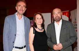 Christophe Chavagneux, Graciela Brizuela y Pierre Christian Soccoja, embajador de Francia en Paraguay.