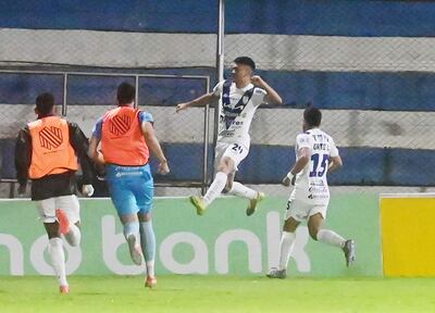 Hugo Iván Valdez Medina (29 años) salta y festeja el segundo tanto de su cosecha, en el triunfazo de Ameliano anoche que cortó la ilusión aborigen de acercase al título.