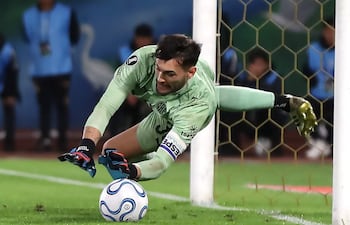 Juan Pablo Cozzani de Platense controla el balón este miércoles, en un partido de octavos de final de la Copa Libertadores entre Coquimbo Unido y Platense en el estadio Francisco Sánchez Rumoroso, en Coquimbo (Chile). EFE/ Hernán Contreras