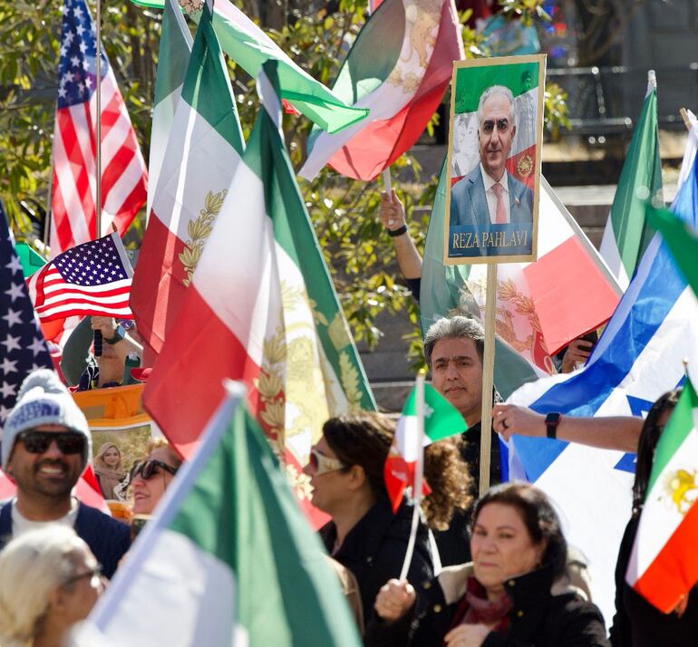 Iraníes en el exterior se manifiestan  en Washington contra el gobierno de los ayatolás exigiendo su caída.