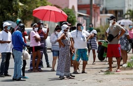 En Cuba, país lastrado por el desabastecimiento crónico, los pobladores deben hacer cola por varias horas para adquirir alimentos.