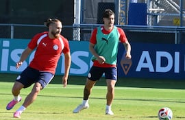Isidro Pita y Mauricio en el entrenamiento de esta tarde en San José, el primero se perfila para ser titular frente a Turquía.