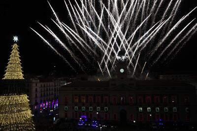 Personas se reúnen en la Puerta del Sol para recibir con las campanadas el año 2024, hoy en Madrid (España). EFE/ Julio Pérez Gandul