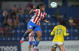 AME4476. VILLA ELISA (PARAGUAY), 12/02/2026.- Luz Paiva (i) de Paraguay disputa un balón con Nikol Rojas de Colombia este jueves, en un partido del Sudamericano Femenino Sub-20 entre Paraguay y Colombia en el estadio Luis Alfonso Giagni en Villa Elisa (Paraguay). EFE/ Juan Pablo Pino